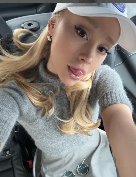 ariana grande selfie in car